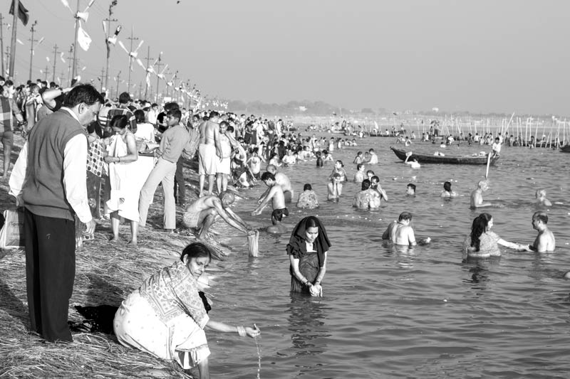 Pilgrims performing Kumbh Snan at the confluence of rivers Ganga, Yamuna and Sarasvati in Prayag (Allahabad), Uttar Pradesh